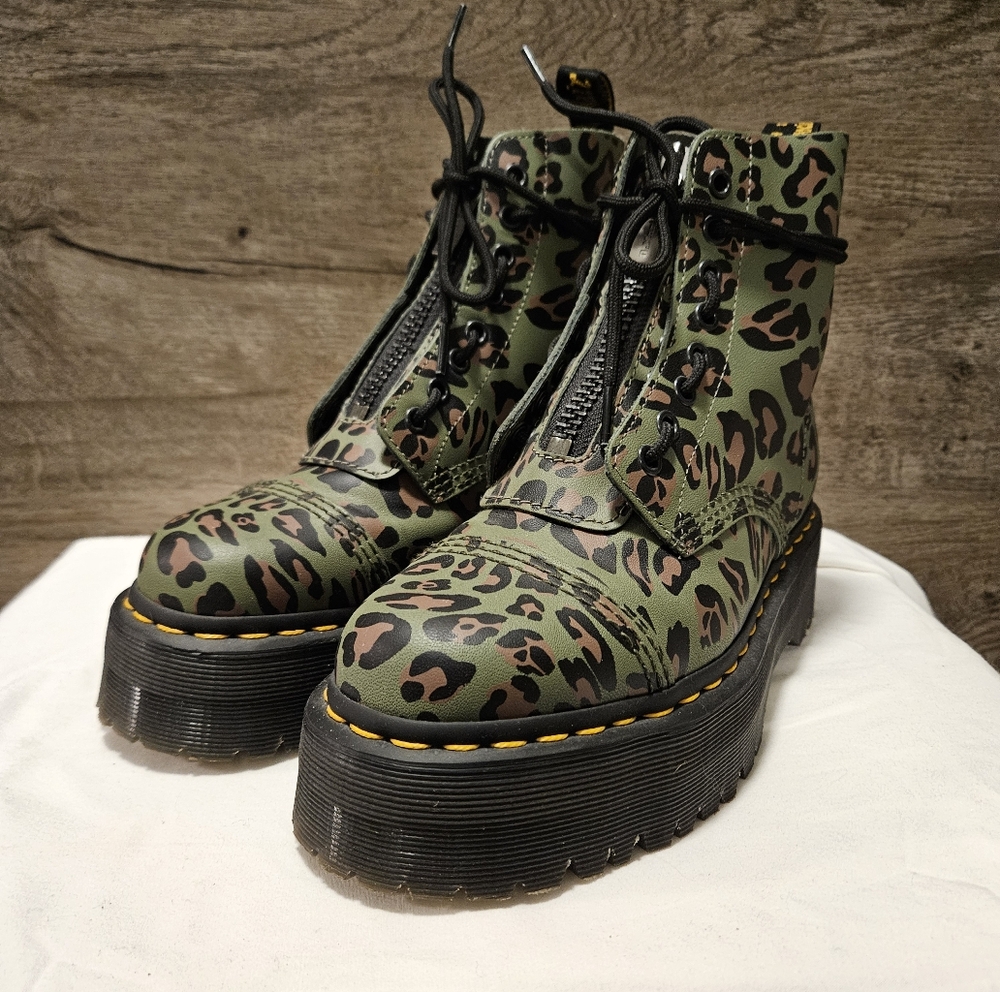 Dr Martens Sinclair Zipper Front Green Leopard sz 7